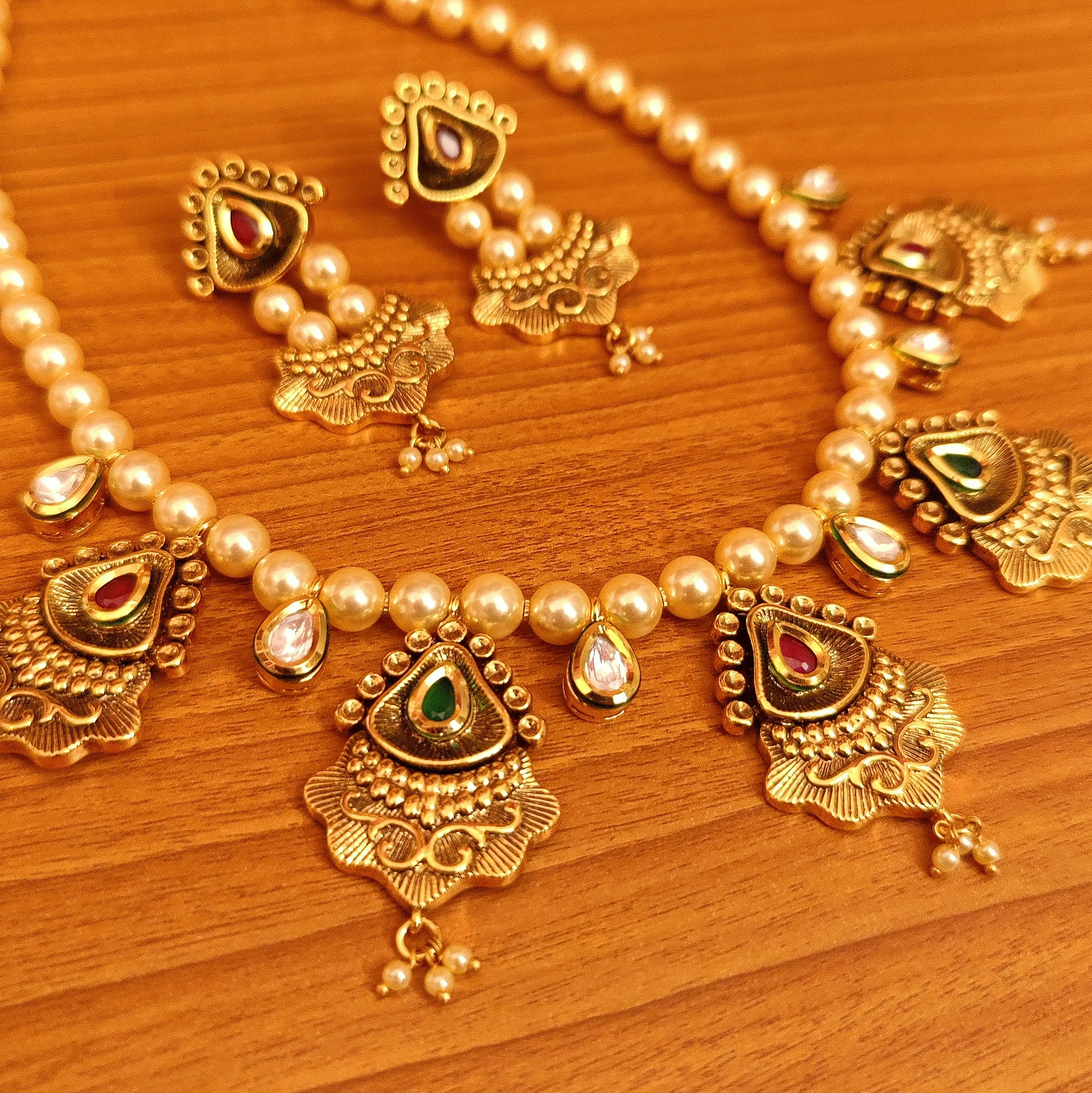 MULTICOLOUR ANTIQUE KUNDAN & PEARL ELEGANT NECKLACE SET