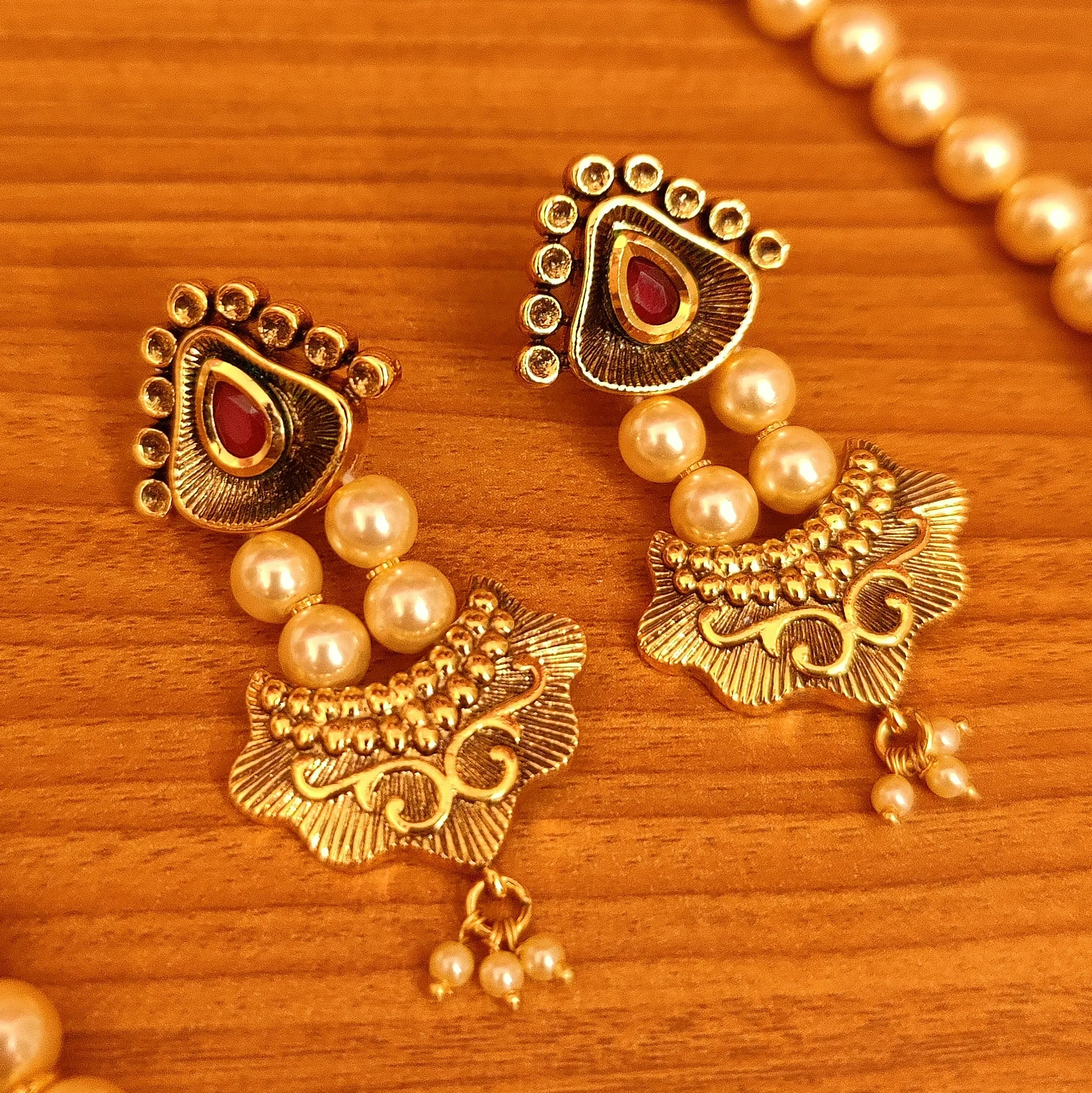 MULTICOLOUR ANTIQUE KUNDAN & PEARL ELEGANT NECKLACE SET