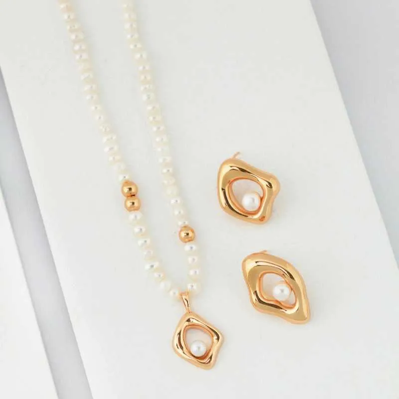 Pearl Beads Necklace with Rhombus Pendant -18k Gold Vermeil
