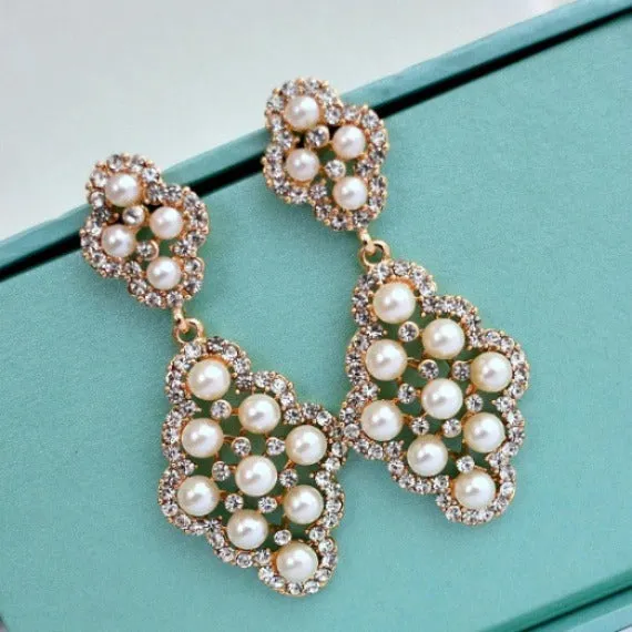 Pearl Drop Vintage Gold Wedding Earrings. Rhinestone Pearl Chandelier Earrings. Diamond Shaped Pearl Dangle Earrings. Bridesmaid Earrings.