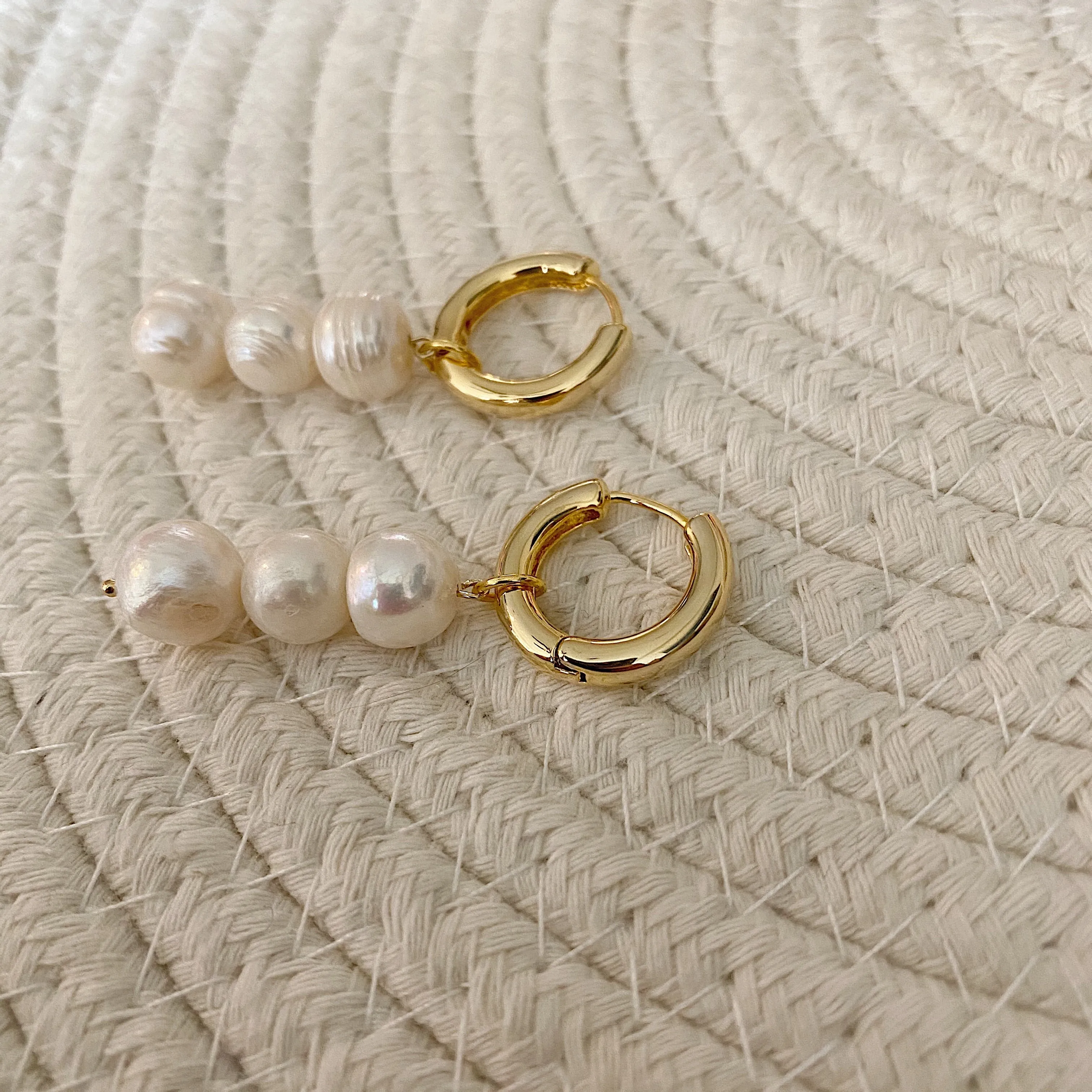 TRIFECTA PEARL BOLD HOOP