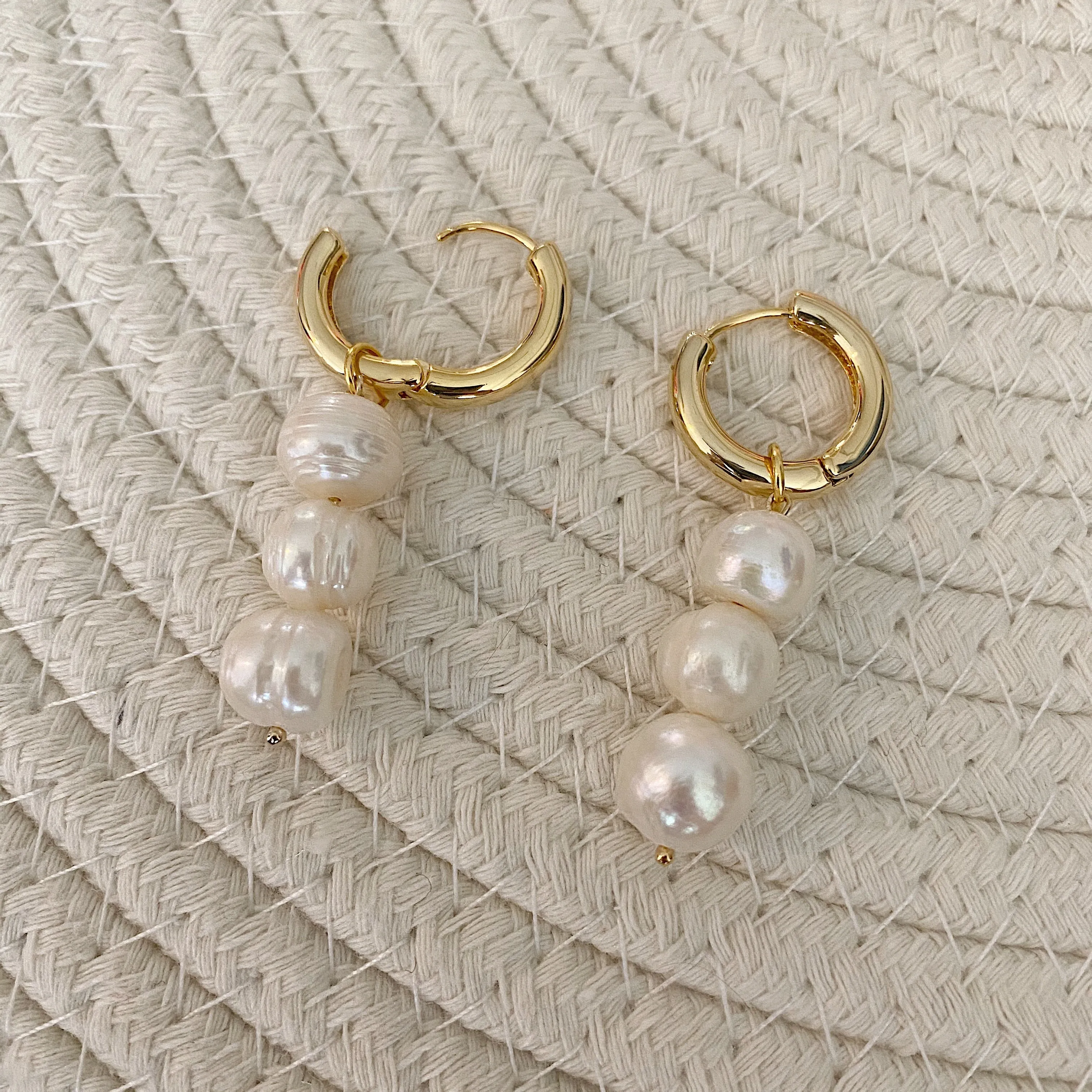 TRIFECTA PEARL BOLD HOOP