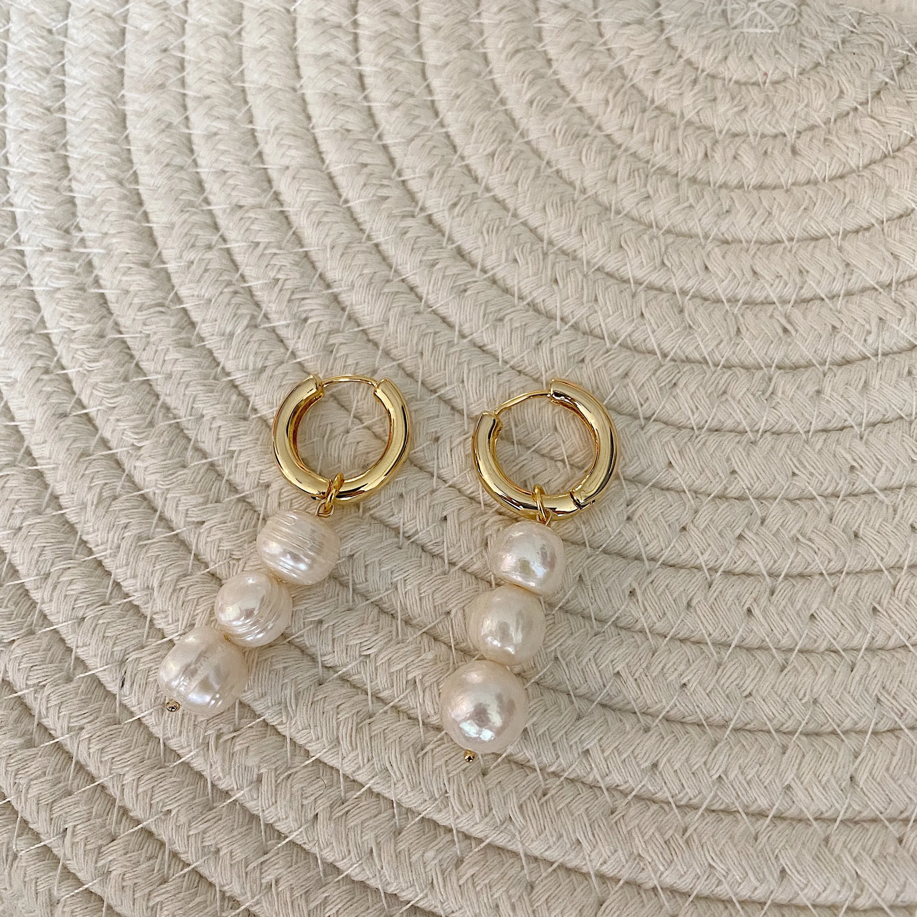 TRIFECTA PEARL BOLD HOOP
